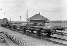 167353 Afbeelding van wagens voor het vervoer van spoorstaven te Putten.